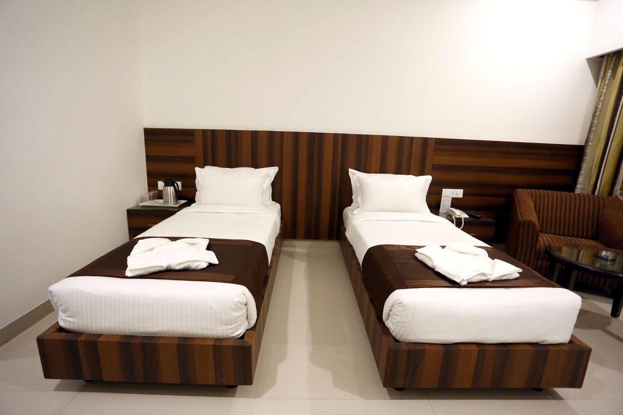 Solitaire Hotell Rāipur Eksteriør bilde