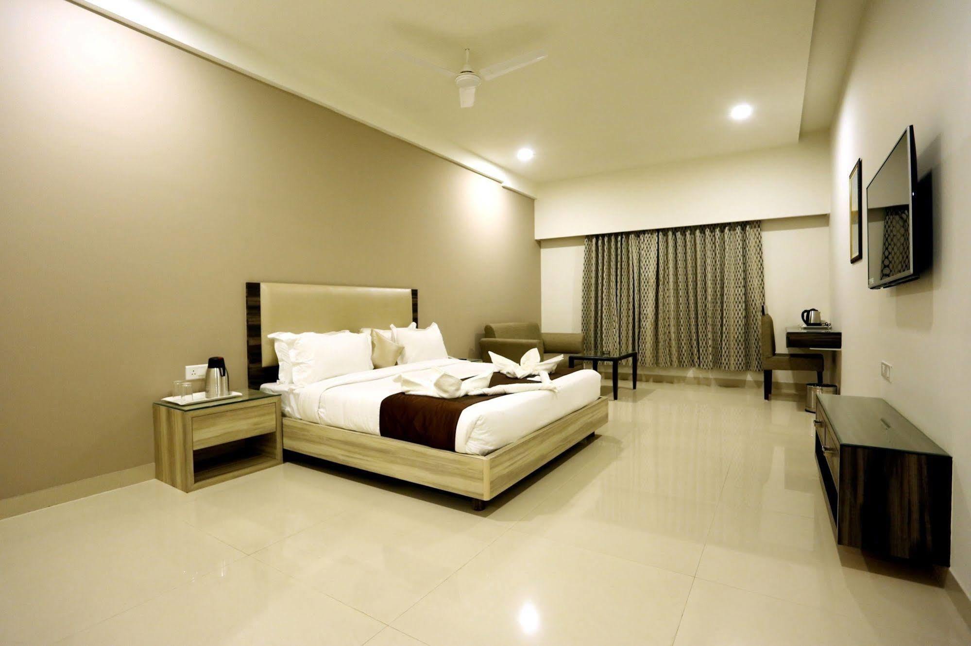 Solitaire Hotell Rāipur Eksteriør bilde