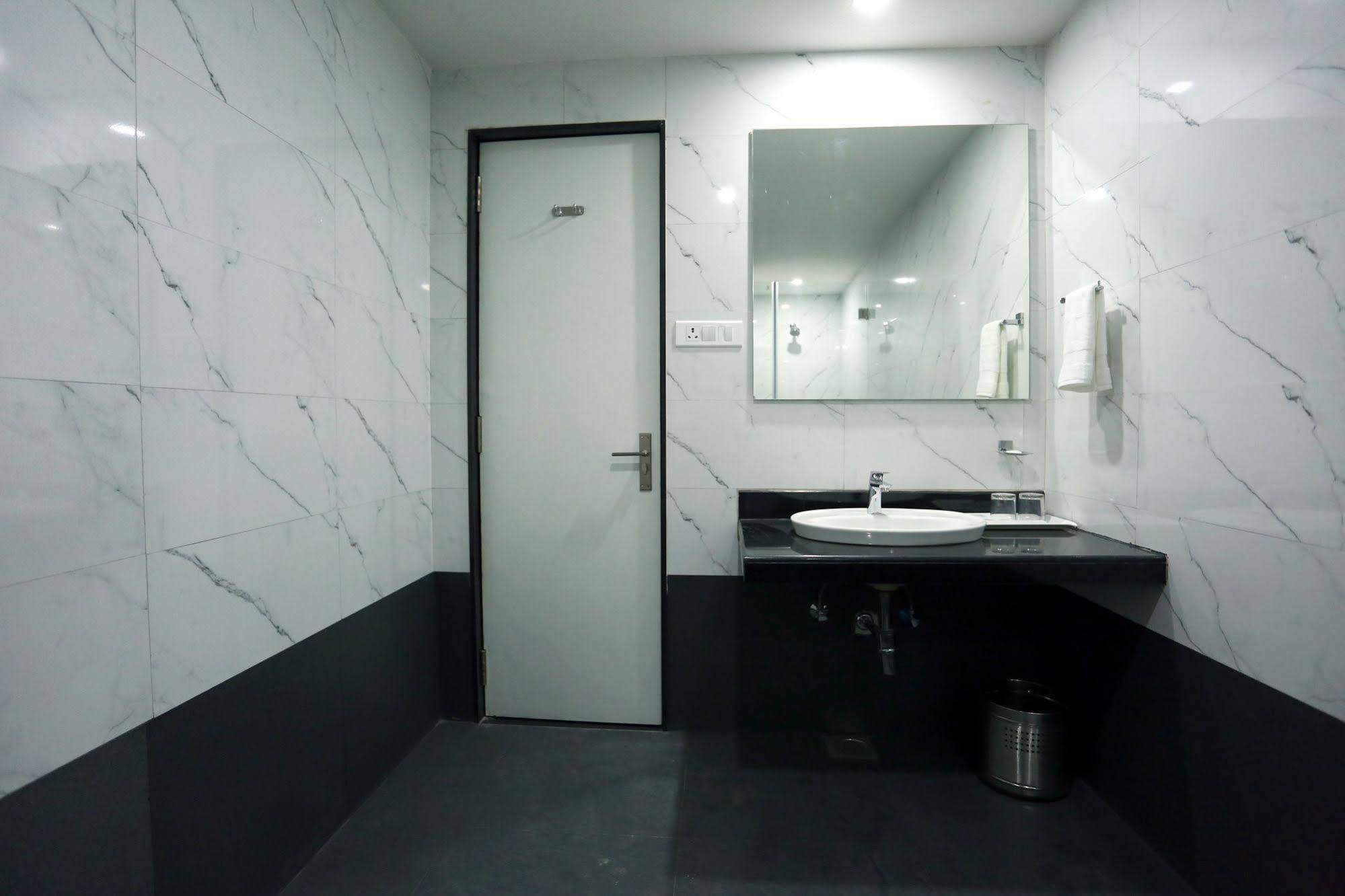 Solitaire Hotell Rāipur Eksteriør bilde
