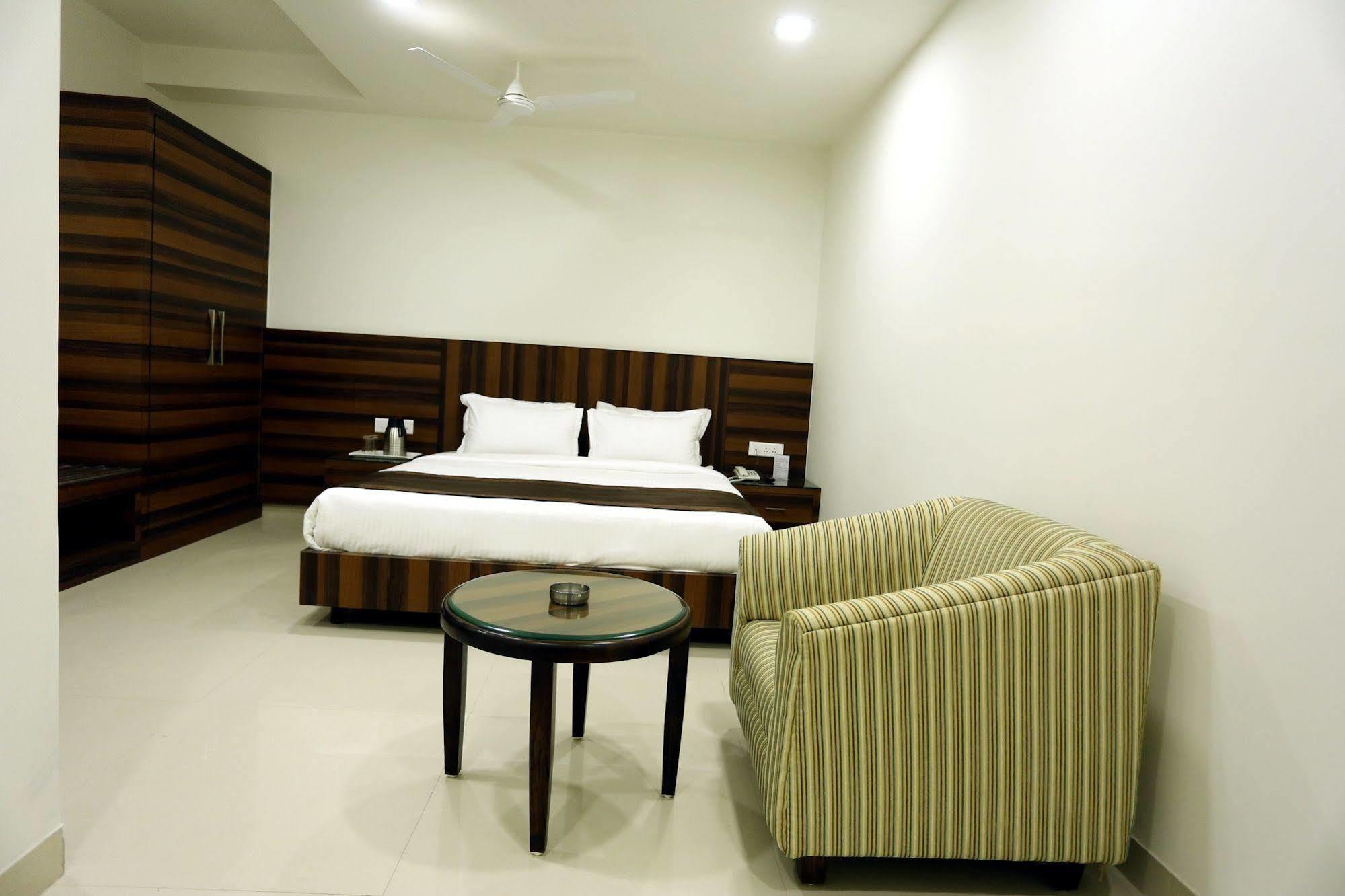 Solitaire Hotell Rāipur Eksteriør bilde